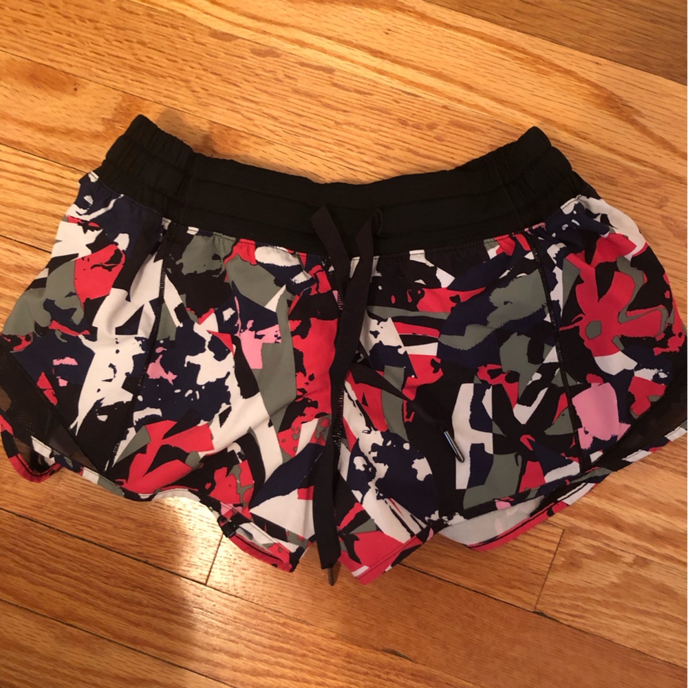 Lululemon Hotty Hot low rise short 2.5 inch inseam